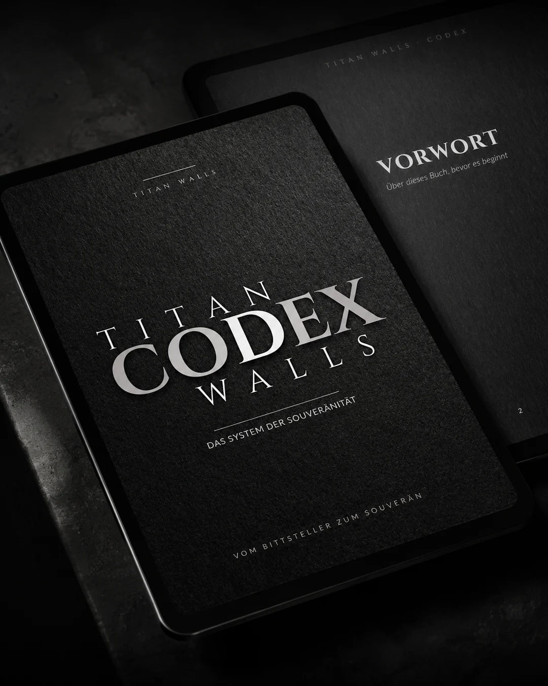 Detailaufnahme des Titan Walls Codex auf mehreren Tablets mit Vorwort und Cover